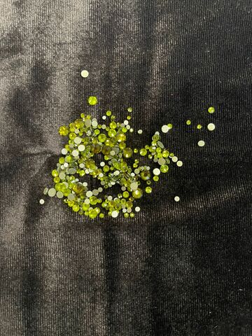 Стеклянные стразы  (размер микс) 1140шт, цвет лайм