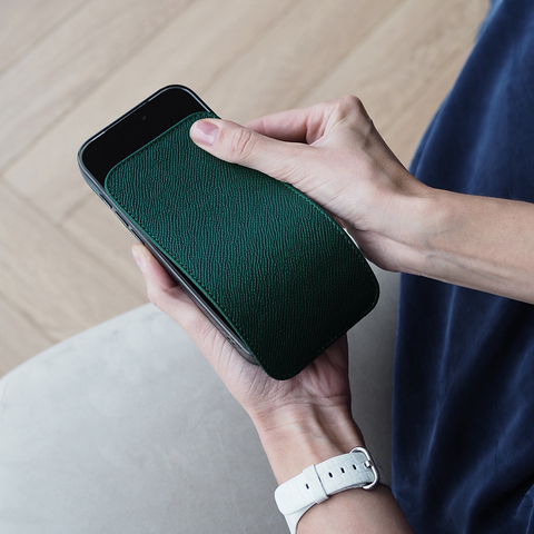 Чехол iPhone 17 Pro Max натуральная кожа сафьяно, зеленого цвета