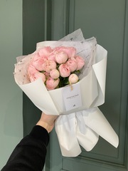 Моно букет из нежной кустовой пионовидной розы