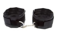 Чёрные полиуретановые наручники с карабином Beginners Wrist Restraints - 