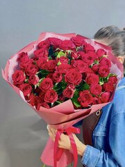 Букет из 15 кустовых красных роз