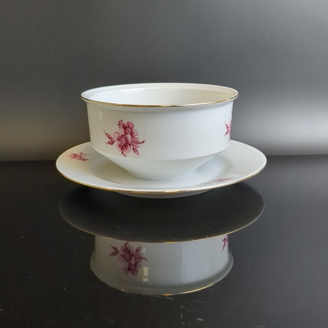 Бульонница цельная с блюдцем, клеймо Graf Von Henneberg Porzellan, 1777 Jlmenau, Германия, роспись цветы, золочение, винтаж 1973-1977 гг