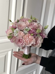 Свадебный букет из диантусов, маттиолы, лизиантуса, кустовых пионовидных и одноголовых роз