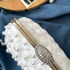 Сумочка - клатч Белая с ручкой и цепью в сочетании текстильных роз и жемчуга, серебряная фурнитура, 23.5*15 см