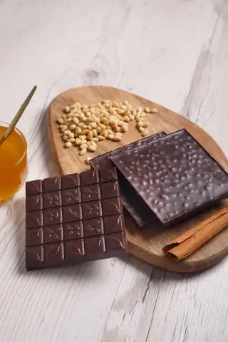 3 плитки по 90г. Шоколад горький, 72% какао, на меду, с кедровым орехом