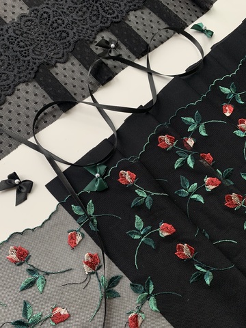 Вышивка на сетке черная/розы (левая) 21 см