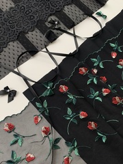 Вышивка на сетке черная/розы (левая) 21 см