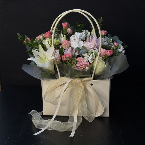 Сумочка с лилиями, розами и маттиолой