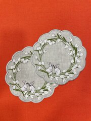 Декоративная салфетка-подтарельник с вышивкой