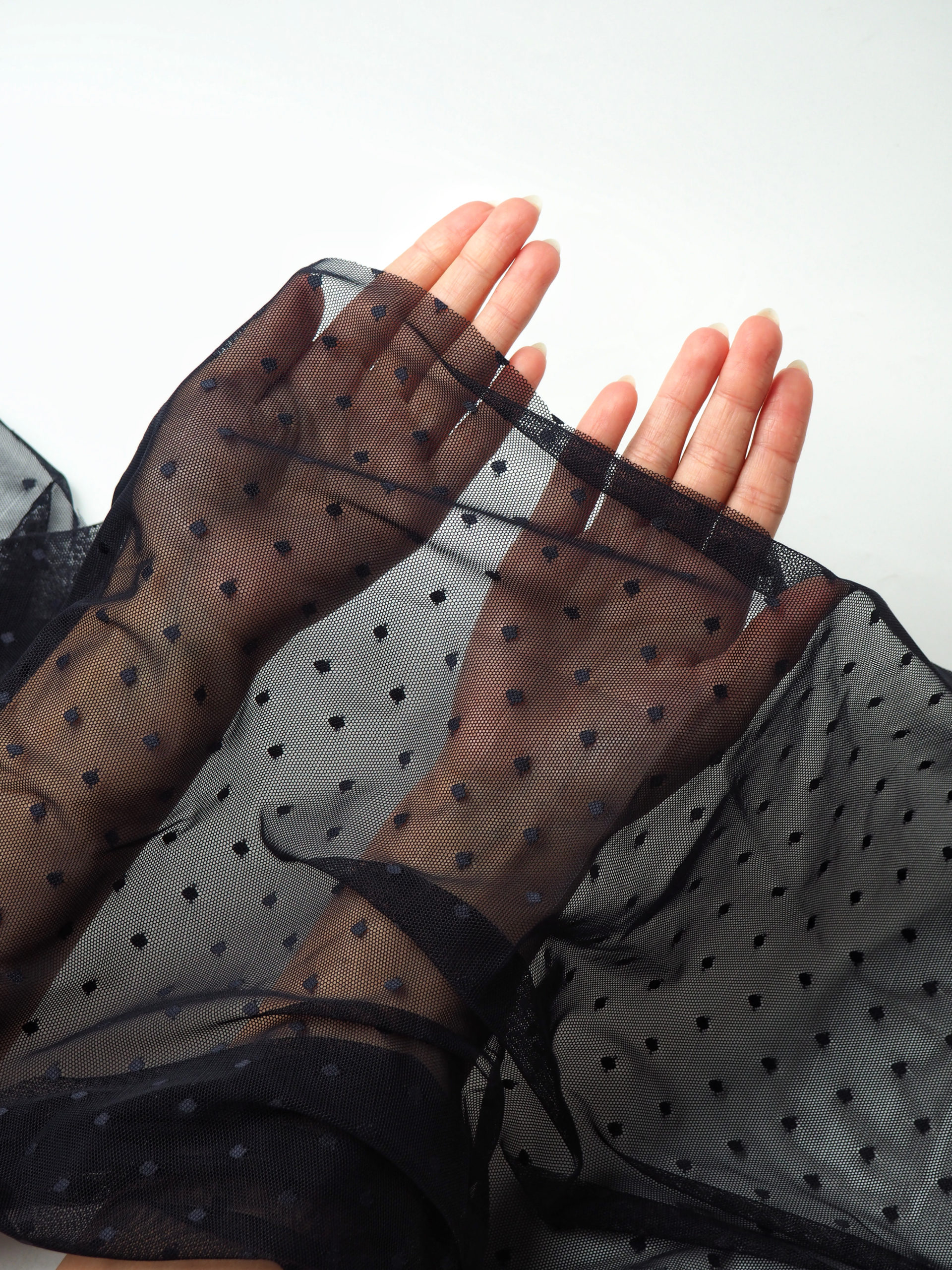 Сетка эластичная иссиня-черная в горошек 5 мм отрезом 75х50 см