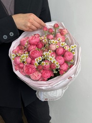 Букет сборный из кустовых пионовидных роз и ромашки