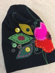 Зимняя двойная шапочка с аппликацией и ручной вышивкой, декорирована пуговками.