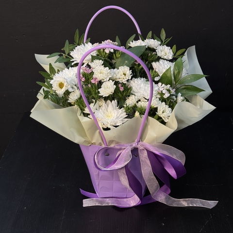 Сумочка с хризантемой и сортовой гвоздикой