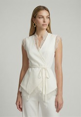 Жилет с кружевом