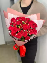 Моно букет красные кустовые розы в упаковке (9 шт)