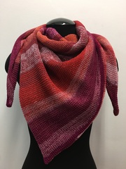 Треугольный шарф-косынка полосатая в красно-малиновой гамме.
