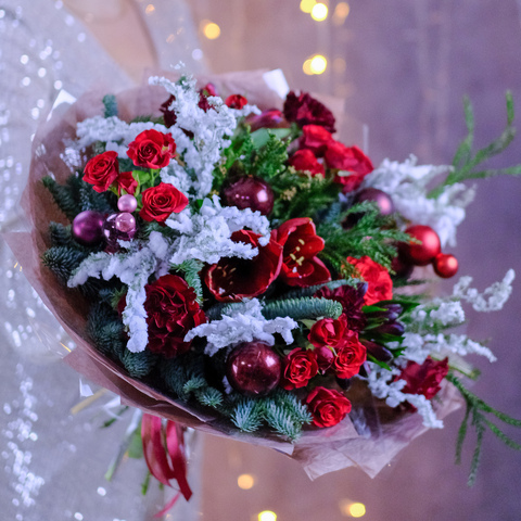 Букет зимний #355 с амариллисом и пионовидными розами