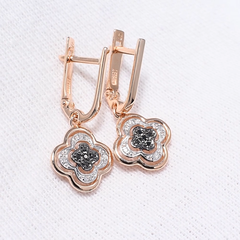 7020057-sergi-klever-iz-zolota-585-proby-s-bescvetnymi-i-chyornymi-brilliantami