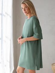 Платье из премиального хлопка с вышивкой на рукаве  D42.090 (130875)