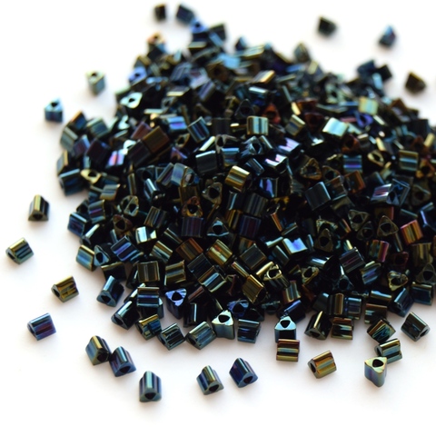 Бисер японский TOHO Triangle треугольный 11/0 0084 зеленый ирис