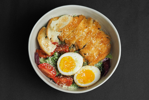 Салат с жареным цыпленком