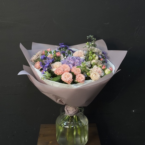 Букет из сиреневой гортензии, кустовых роз и астр