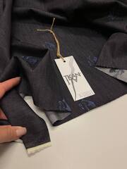 Костюмно-плательный хлопковый джинс с вышивкой (Alta Moda, 97%хлопок/3%эластан+вышивальные нити, Иссиня-черный фон/вышитые рыбки, 160, 266 гр/м2)
