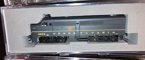 Комплект В1: дизель Alco FA1 PRR + 8 вагонов-хопперов Kato + М2