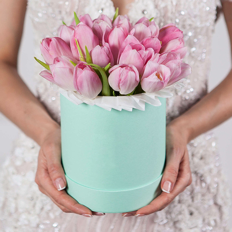 Шляпная коробка с розовыми тюльпанами GREEN