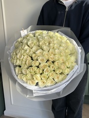 Букет из белой розы (50см) 101 шт в оформлении