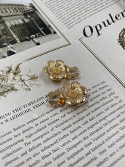 Накладка на пуговицу золотистая в форме цветка с шестью лепестками