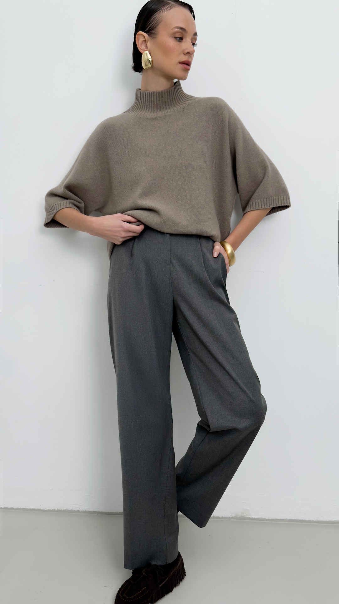 Брюки прямого кроя с узкими защипами