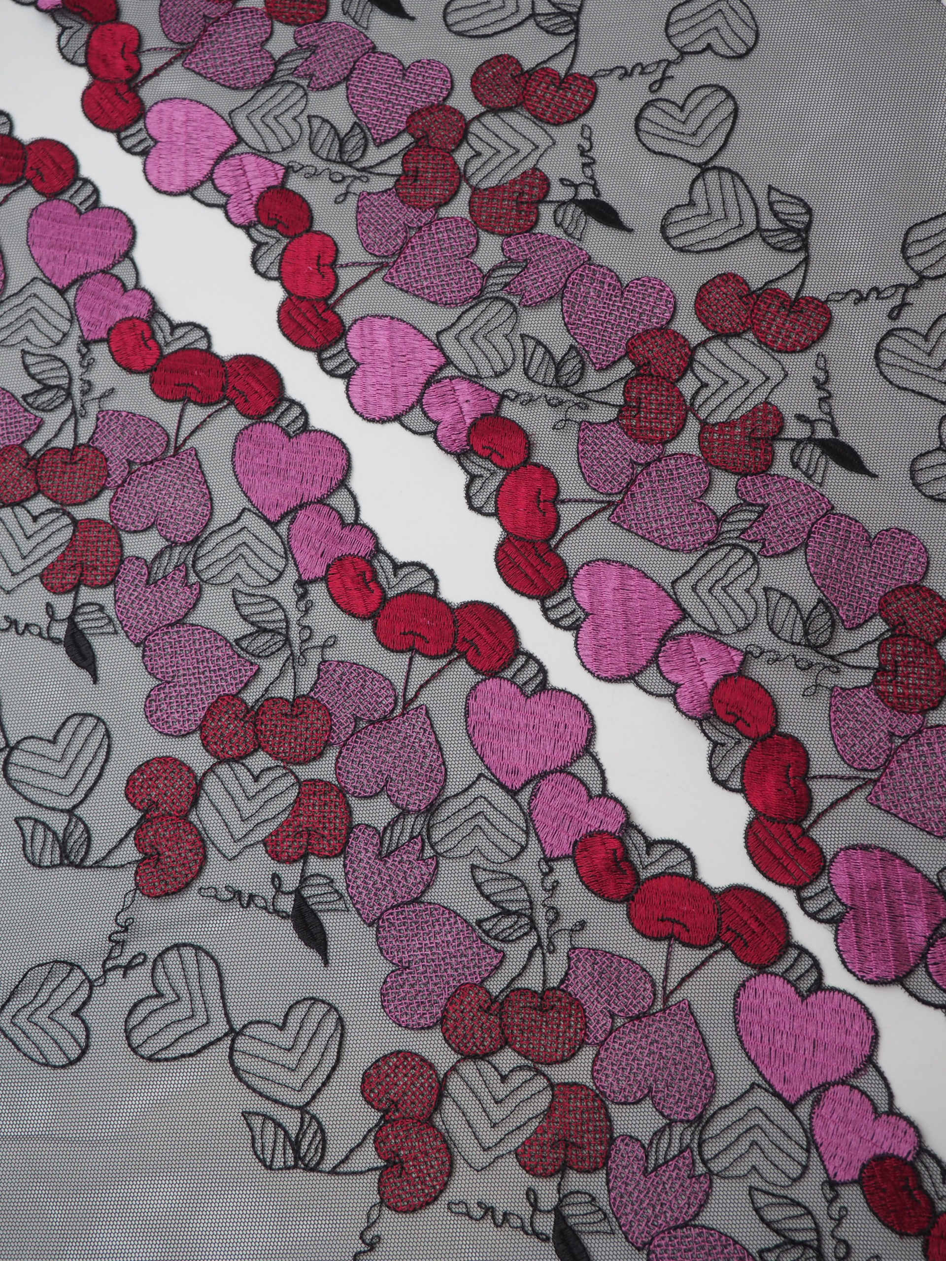 Вышивка на сетке черная с красным и розовым ширина 22 см ОТРЕЗЫ