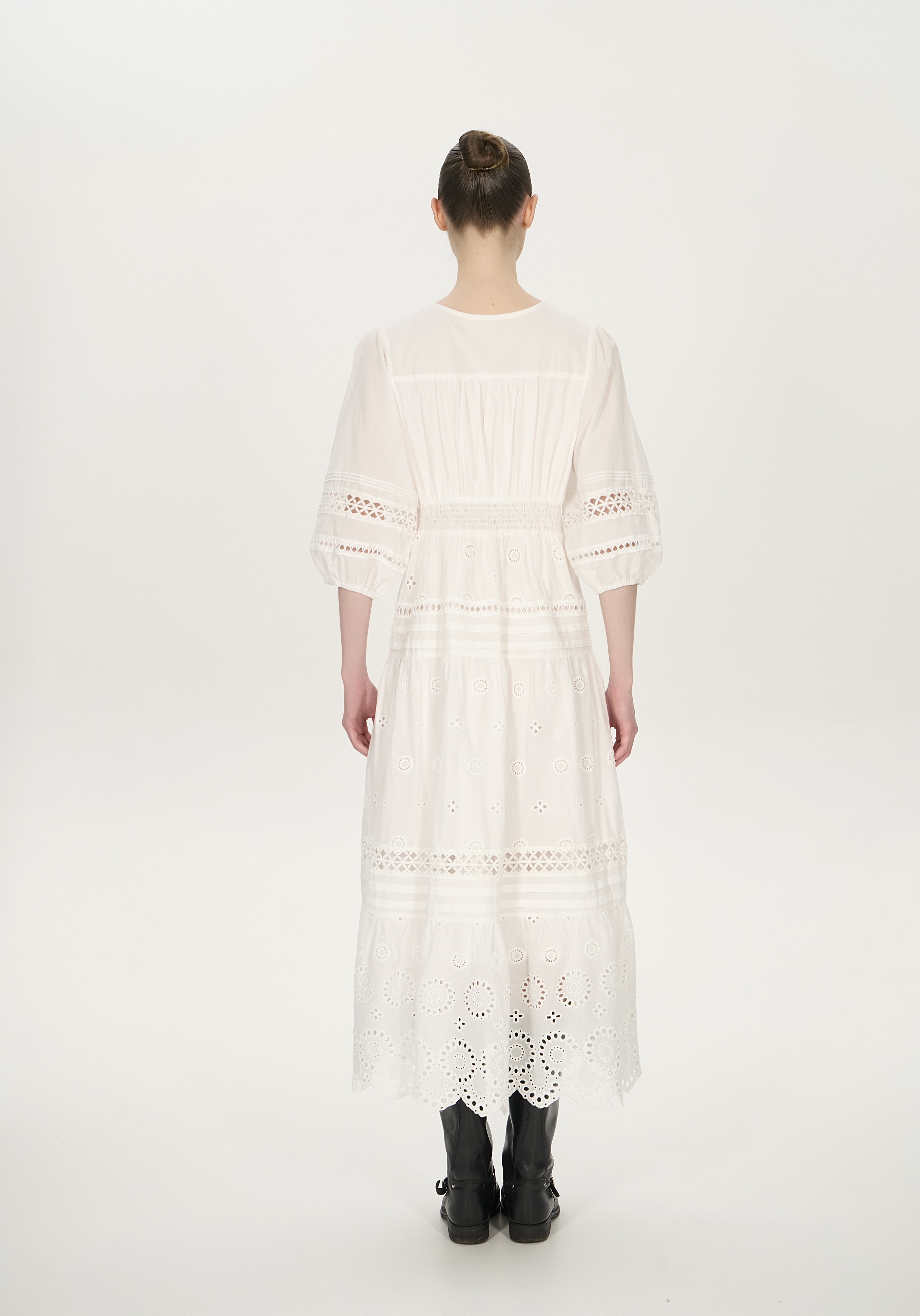 Платье белое с рукавом 3/4