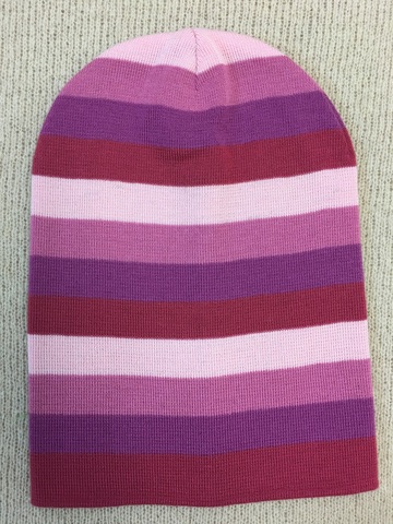 Зимняя двухслойная удлиненная шапочка с розовыми полосками.