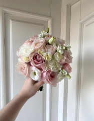 Свадебный букет из одноголовых роз, маттиолы, диантусов, кустовых пионовидных роз и лизиантуса