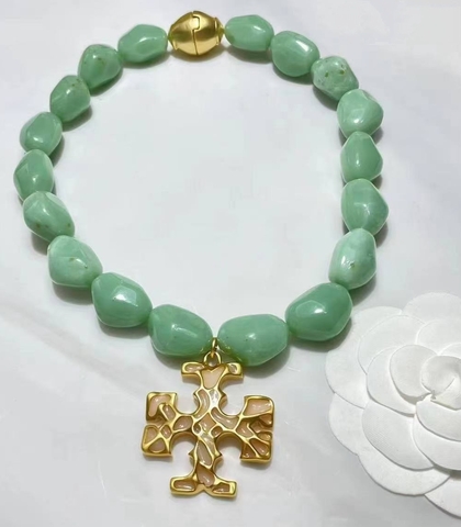 braslet-tory-burch-iz-svetlo-zelenogo-nefrita-s-podveskoj
