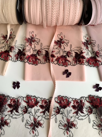 Вышивка на сетке бежевая/слива (левая) 14 см