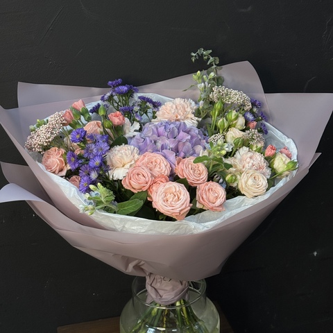 Букет из сиреневой гортензии, кустовых роз и астр