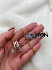 Колье золотистое с подвеской в виде трех колец с булавкой