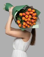 Букет оранжевых тюльпанов в пленке