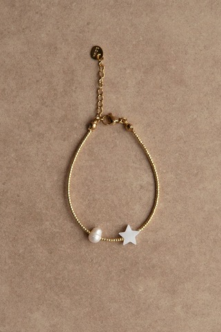 Браслет из золотого бисера с перламутровой звездой