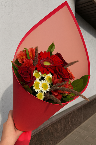 Букет «Красное сияние» с розами и альстромериями