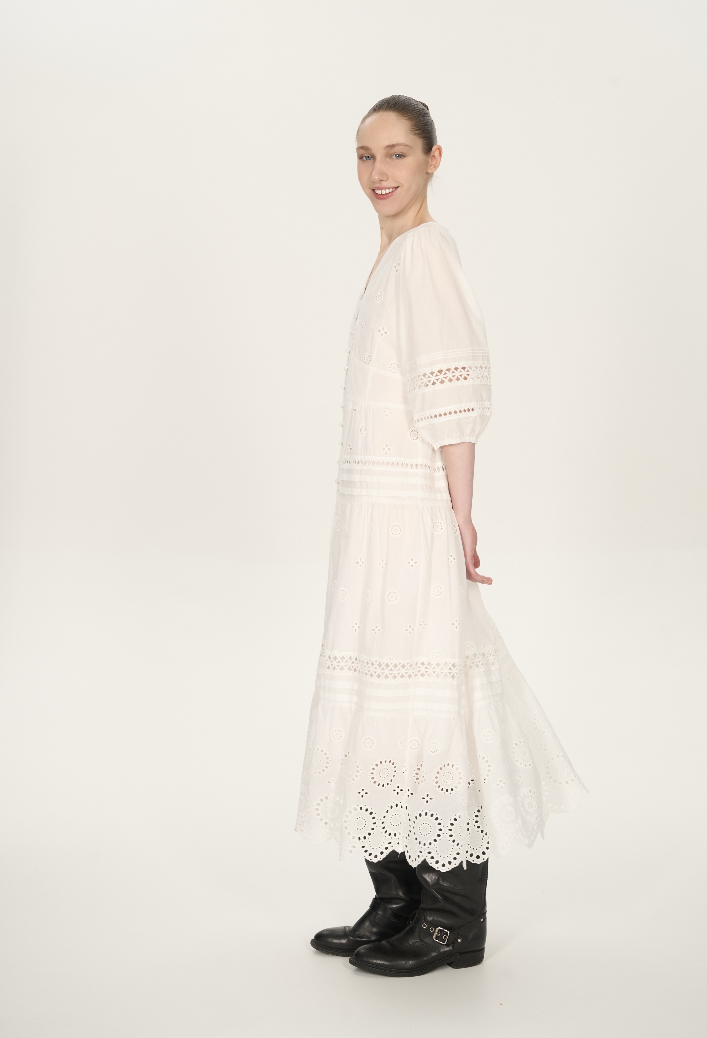 Платье белое с рукавом 3/4