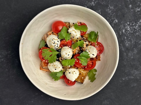 Салат с баклажанами и лососем