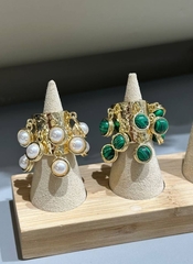 akcentnoe-kolco-s-cvetnymi-podveskami-iz-zhemchuga-liocel-pod-malahit-v-limonnoj-pozoloteakcentnoe-kolco-s-cvetnymi-podveskami-iz-zhemchuga-liocel-pod-malahit-v-limonnoj-pozolote