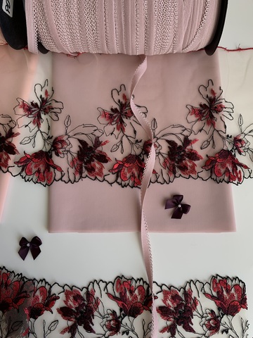 Вышивка на сетке бежевая/слива (левая) 14 см