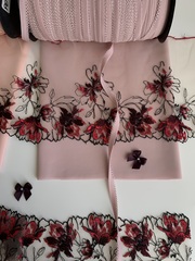 Вышивка на сетке бежевая/слива (левая) 14 см