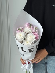 Кулек из хризантемы, маттиолы и диантусов