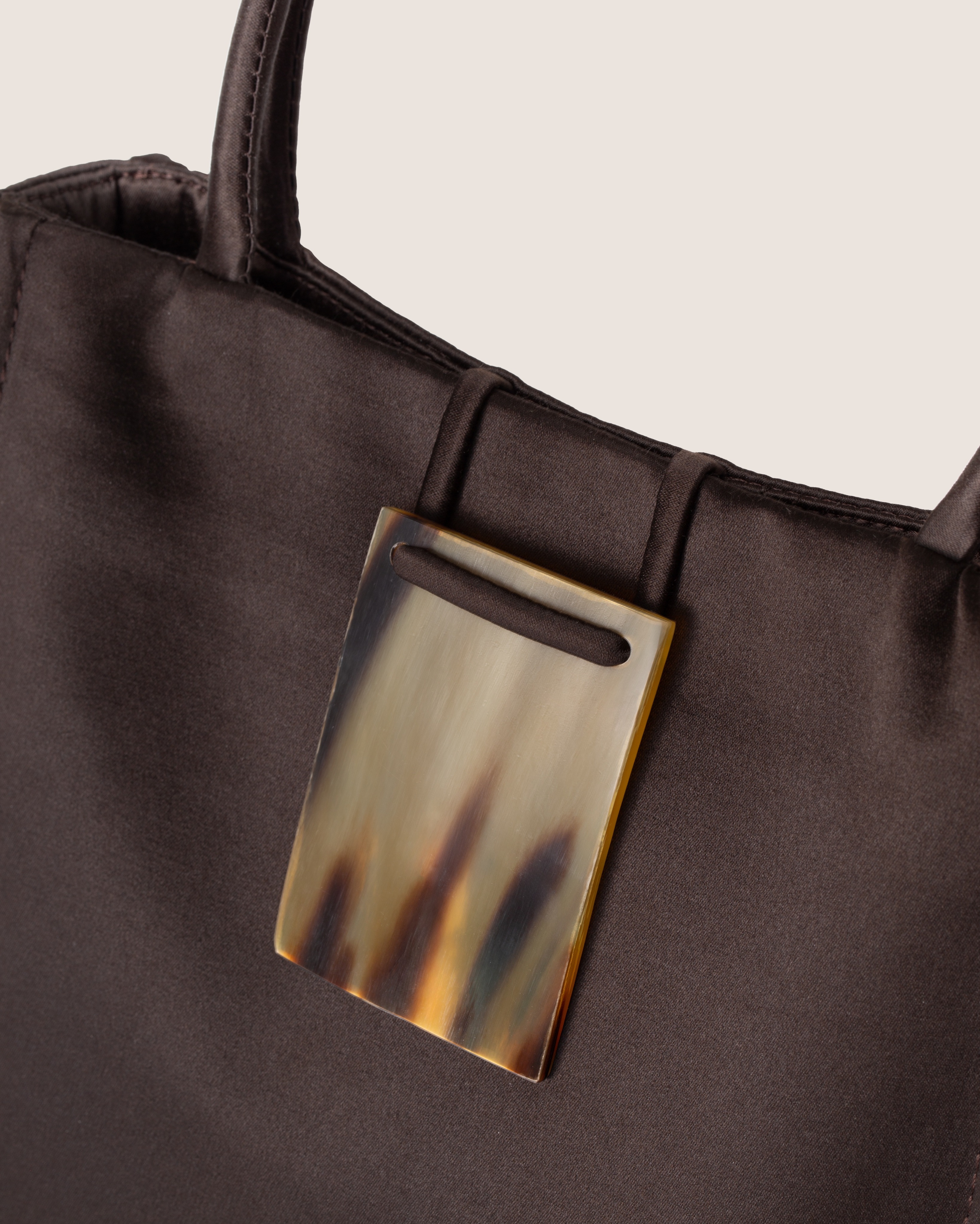 Сумка из сатина с декоративной застёжкой из рога буйвола